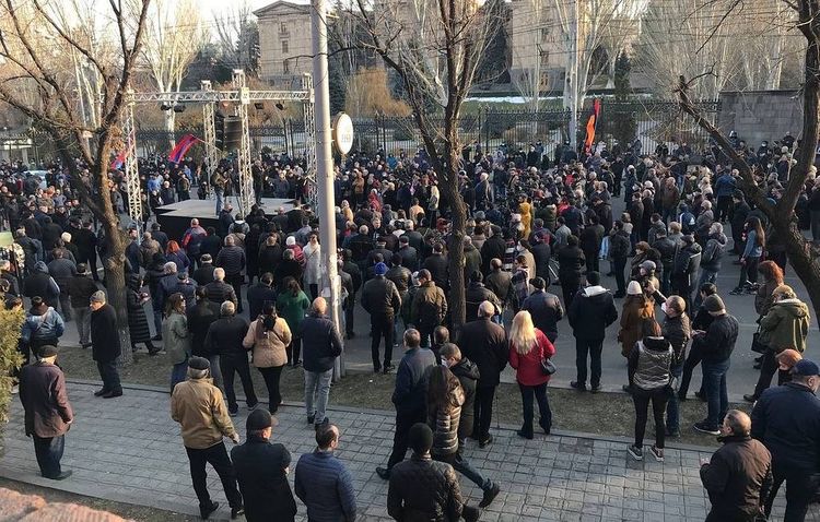 Оппозиция проводит шествие в центре Еревана после отказа президента уволить главу Генштаба