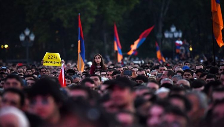 Оппозиция в Армении завершила шествие по Еревану и вернулась к зданию парламента