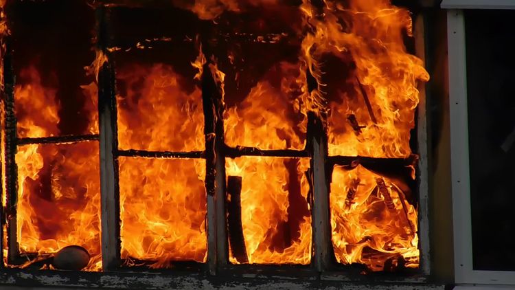 В РФ при пожаре в частном доме погибли три человека