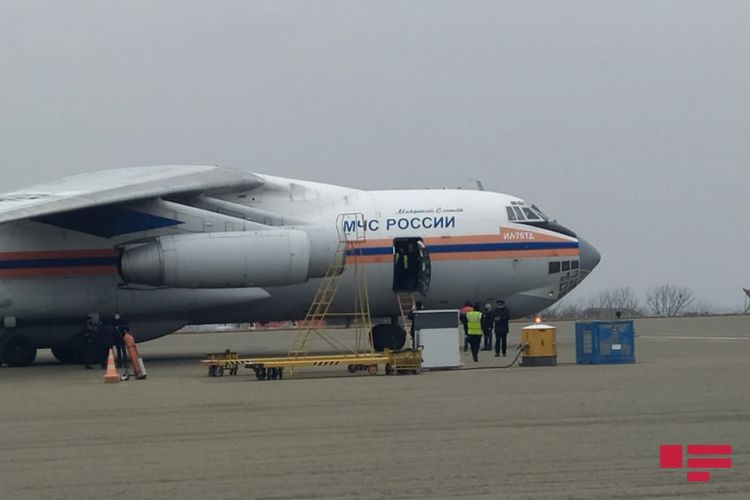 Самолет с саперами МЧС России прибыл в Гянджу - ВИДЕО