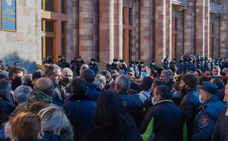 Родные без вести пропавших армянских солдат вновь собрались у здания правительства в Ереване 
