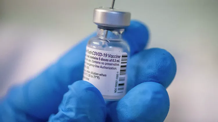 В США конгрессмен заболел COVID-19 после первой дозы вакцины Pfizer