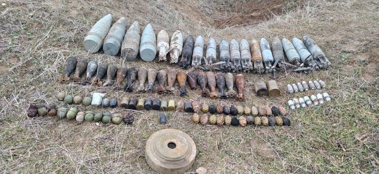 В прифронтовых районах Азербайджана обнаружены неразорвавшиеся боеприпасы - ФОТО