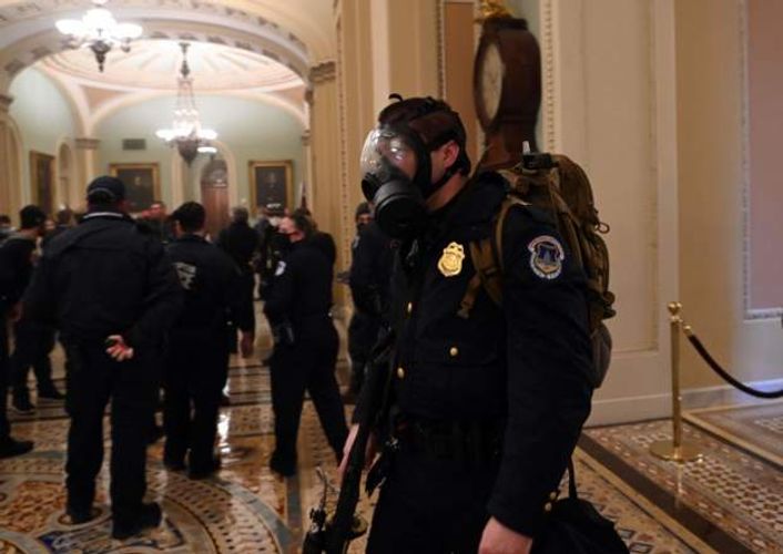 Guns and teargas in U.S. Capitol as Trump supporters attempt to overturn his loss - UPDATED-1 - VIDEO