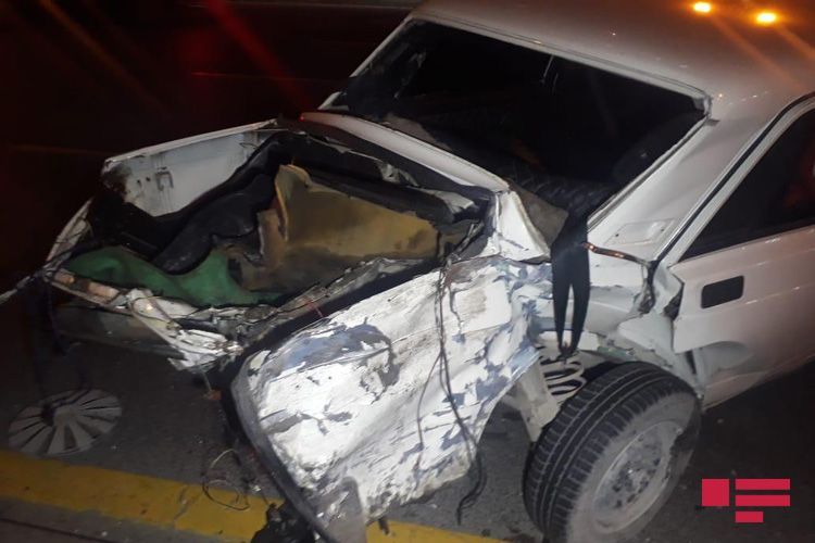 В Баку автомобиль врезался в магазин, есть раненые - ФОТО
