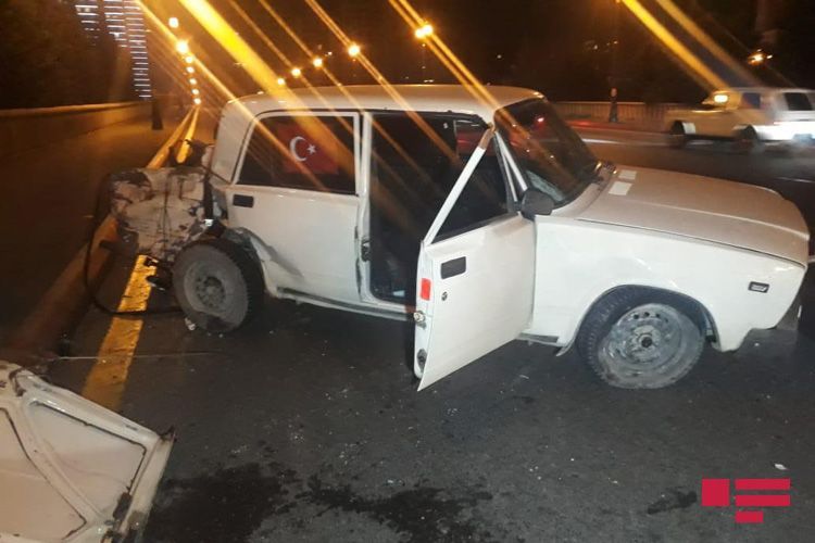 В Баку автомобиль врезался в магазин, есть раненые - ФОТО