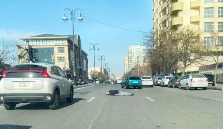 В Баку мужчина внезапно упал на улице и умер - ФОТО