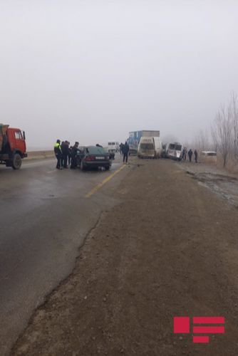 В результате обледенения дороги в Кюрдамире произошли цепные ДТП, пострадали сотрудники полиции - ФОТО