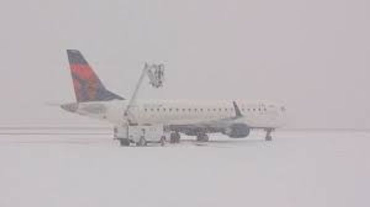 Около 300 рейсов отменены в аэропорту Мадрида из-за сильного снегопада