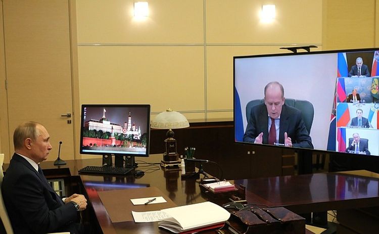 В преддверии трехсторонней встречи с президентом Азербайджана и премьер-министром Армении Путин провел совещание с постоянными членами СБ России