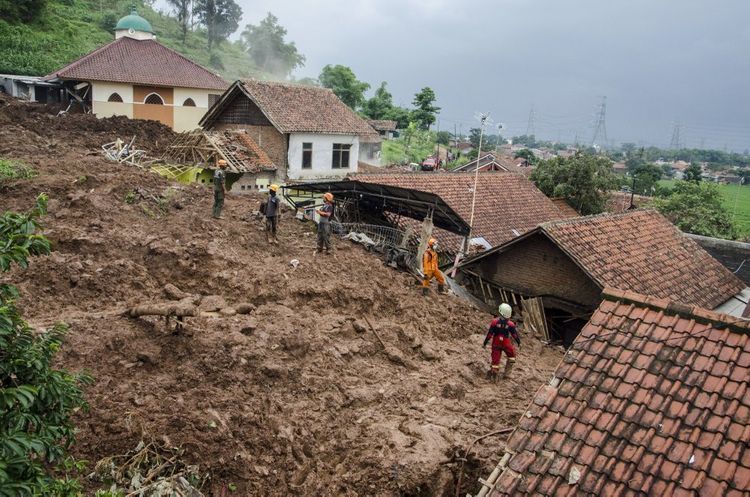 26 missing, at least 13 dead in Indonesia landslides