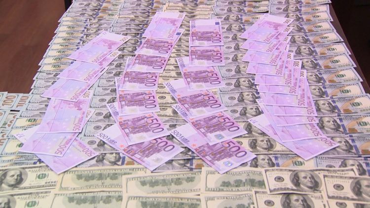 В Баку задержан мужчина, продававший доллары дороже официального курса – ВИДЕО