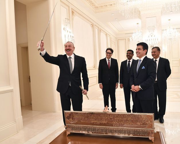Гендиректор ИСЕСКО подарил президенту Азербайджана по случаю Победы саблю, которой больше 100 лет - ОБНОВЛЕНО