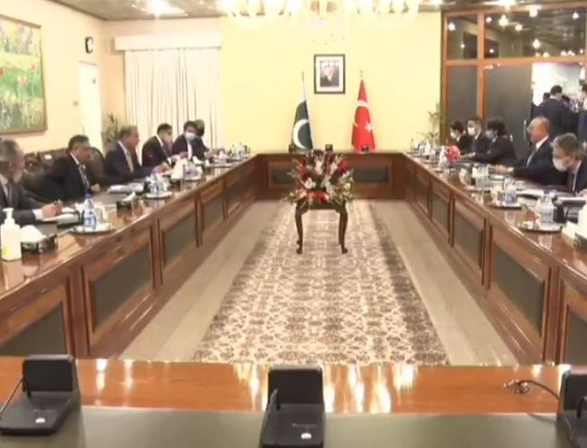 Главы МИД Турции и Пакистана провели встречу в расширенном составе