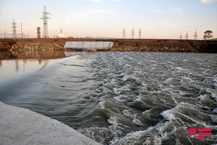На реке Кура возведена подводная бетонная плотина - ФОТО
