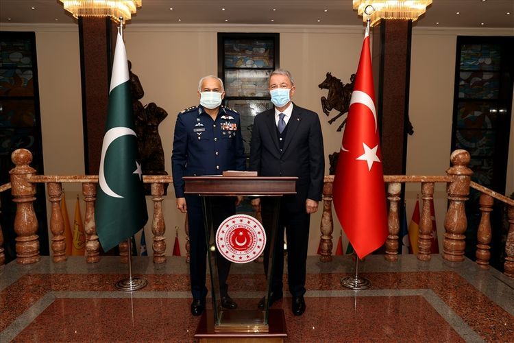 Turkish Defense Minister meets with the commander of the Pakistan Air Force