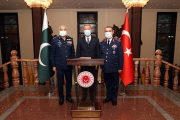 Hulusi Akar Pakistan HHQ-nin komandanı ilə görüşüb
