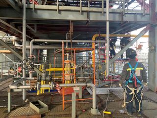 "SOCAR Construction" Mozır NEZ-də hidrokrekinq qurğusunun montajını başa çatdırıb - FOTO