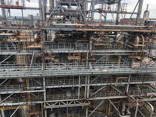 "SOCAR Construction" Mozır NEZ-də hidrokrekinq qurğusunun montajını başa çatdırıb - FOTO