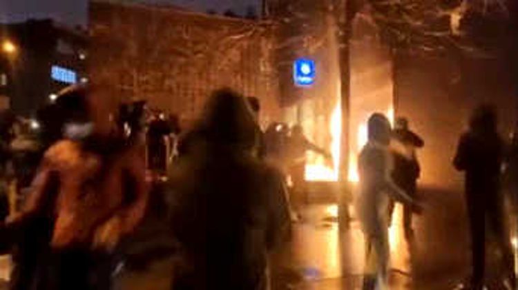 Протестующие в Брюсселе сожгли полицейский участок после смерти чернокожего