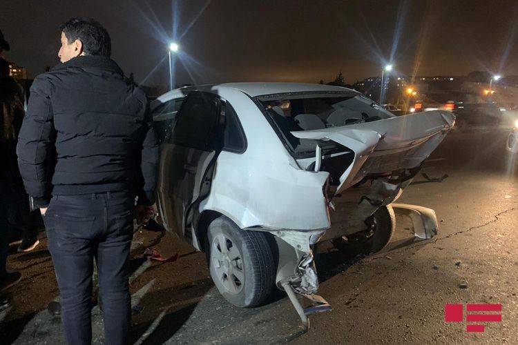 В Баку столкнулись 3 легковых автомобиля, есть пострадавшие - ФОТО
