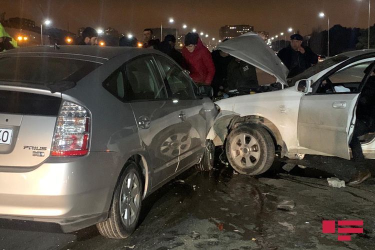 В Баку столкнулись 3 легковых автомобиля, есть пострадавшие - ФОТО