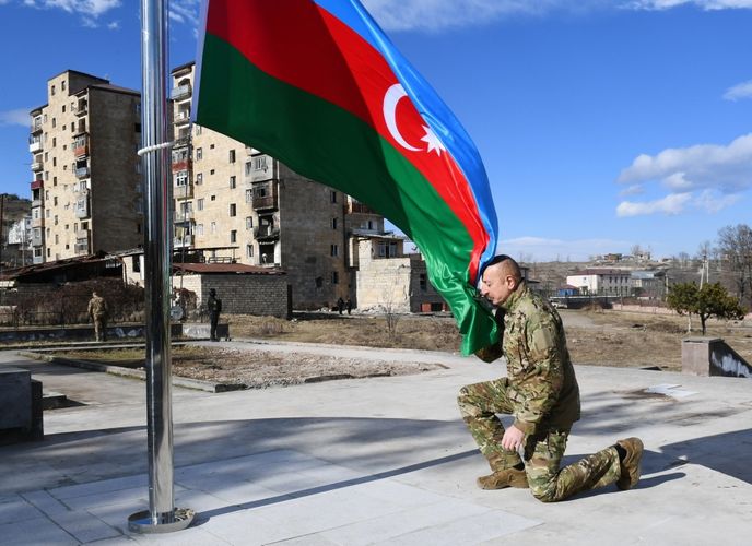 Azərbaycan Prezidenti Şuşa şəhərində bayrağımızı qaldırıb