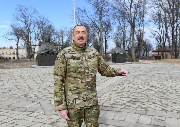 Президент Азербайджана: Я сказал, мы установим бюсты на своем месте после освобождения Шуши от врага, и установили