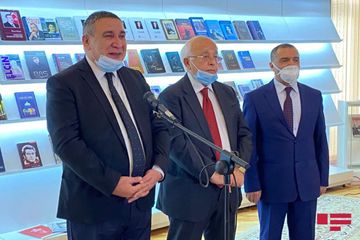 Xalq yazıçısı Elçin öz şəxsi kitabxanasından 500-dək kitabı Milli Kitabxanaya bağışlayıb 