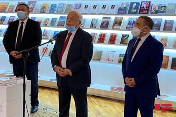Xalq yazıçısı Elçin öz şəxsi kitabxanasından 500-dək kitabı Milli Kitabxanaya bağışlayıb 