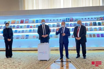 Xalq yazıçısı Elçin öz şəxsi kitabxanasından 500-dək kitabı Milli Kitabxanaya bağışlayıb 