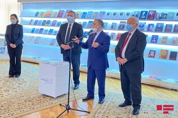 Xalq yazıçısı Elçin öz şəxsi kitabxanasından 500-dək kitabı Milli Kitabxanaya bağışlayıb 