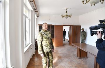 Prezident İlham Əliyev və ailə üzvləri Şuşada RİH binası, Natəvan bulağı, Bülbülün ev muzeyinə baş çəkiblər