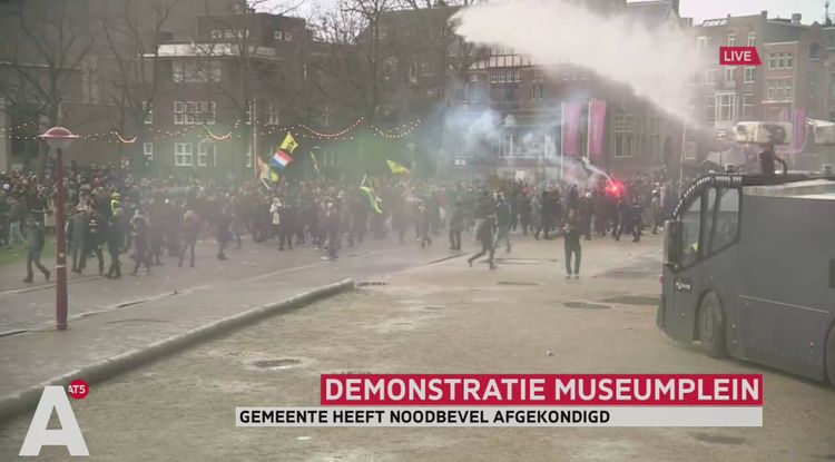 Amsterdamda polis etiraz aksiyalarında su şırnağından istifadə edib