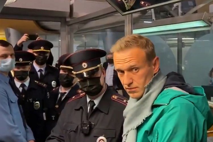 Aleksey Navalnı Moskvaya qayıdan kimi saxlanılıb
