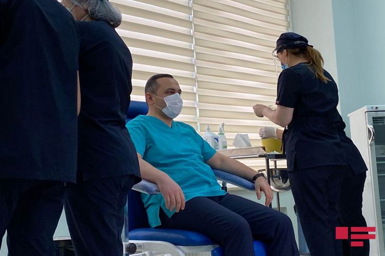 Зауру Алиеву и Рамину Байрамлы сделали прививку от COVID-19