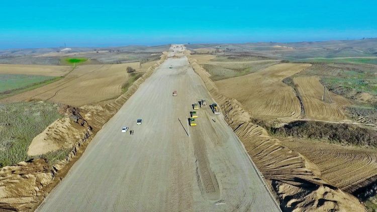 Two lanes-wide service road till Azerbaijan