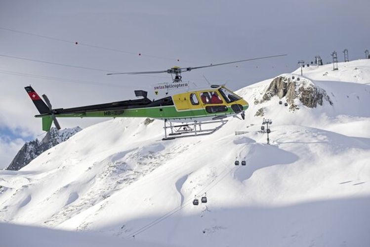 На горнолыжном курорте в Швейцарии лавина накрыла 10 человек