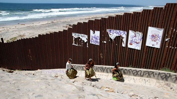 Байден после инаугурации остановит строительство стены на границе с Мексикой