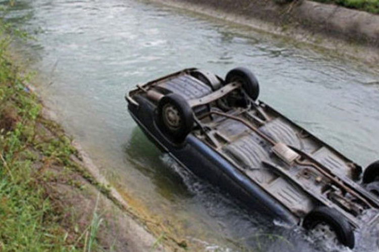 В Сабирабаде автомобиль упал в водный канал, водитель погиб