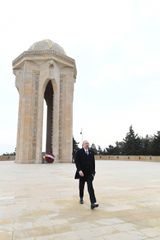 Prezident İlham Əliyev Şəhidlər xiyabanını ziyarət edib