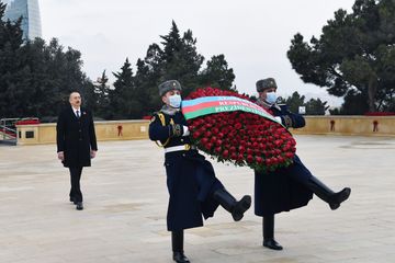 Prezident İlham Əliyev Şəhidlər xiyabanını ziyarət edib