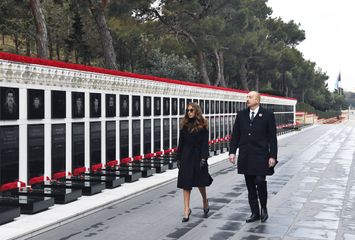 Prezident İlham Əliyev Şəhidlər xiyabanını ziyarət edib