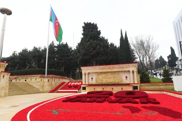 Prezident İlham Əliyev Şəhidlər xiyabanını ziyarət edib
