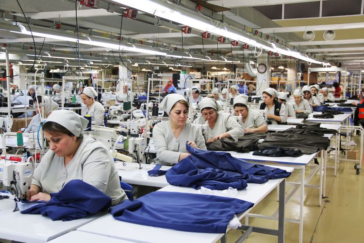 Azərbaycanda tekstil fabrikinin tikintisi müzakirə olunur