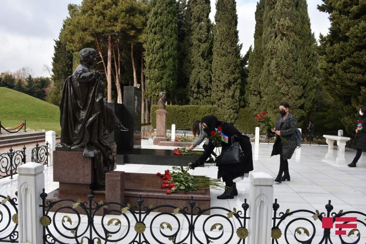 Прибывшие из Турции психологи посетили Аллею почётного захоронения и Аллею шехидов