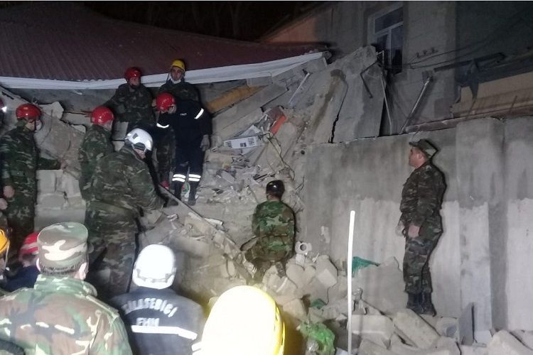 Установлены личности спасенных из-под завалов обрушенного дома в Хырдалане