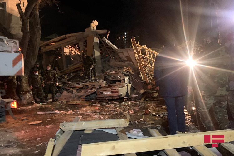 Из-под завалов разрушенного дома в Хырдалане извлечено тело погибшей женщины - ФОТО - ВИДЕО - ОБНОВЛЕНО-2