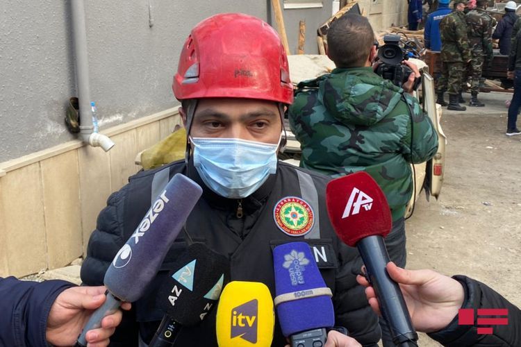 МЧС: Есть вероятность того, что под завалами дома в Хырдалане остались люди
