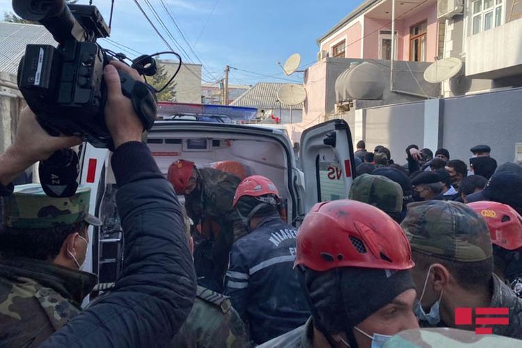 В Хырдалане из-под завалов дома, где произошел взрыв, найдено тело ребенка, поисково-спасательная операция завершена - ВИДЕО